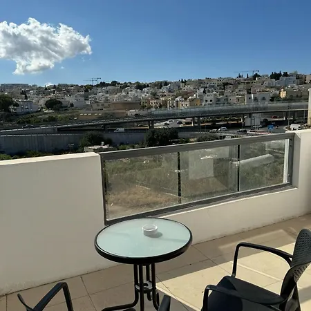 Large Penthouse In Cenrtal Area Lägenhet