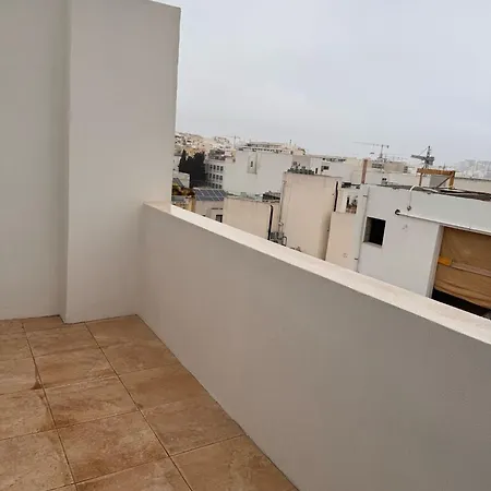 Large Penthouse In Cenrtal Area 아파트 그지라